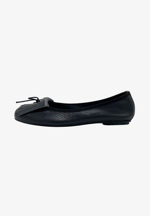 Ballerines en cuir noir avec une tige texturée et un détail frangé décoratif à l'avant. Elles possèdent une doublure intérieure douce et une semelle plate.
