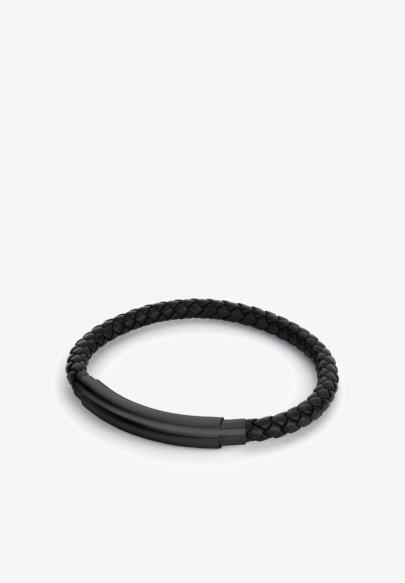 Zwarte gevlochten leren armband met een glad, cilindrisch zwart metalen accent, met een eenvoudig en verstelbaar ontwerp.