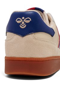 Sneaker beige con tallone in pelle blu e dettagli in suede color tan. Presenta un logo sul tallone e una suola in gomma per una migliore aderenza.