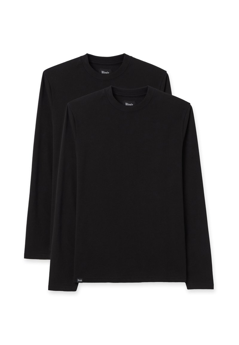 Zwei langärmlige schwarze T-Shirts aus Baumwolle. Rundhalsausschnitt-Design mit glatter Textur und minimalem Branding am Saum.