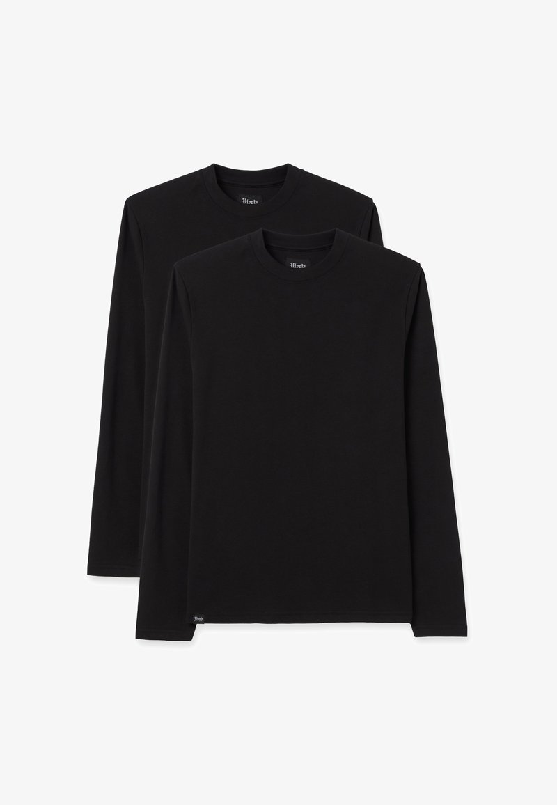Zwei langärmlige schwarze T-Shirts aus Baumwolle. Rundhalsausschnitt-Design mit glatter Textur und minimalem Branding am Saum.