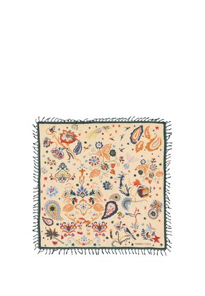 Kwadratowy beżowy szalik z kolorową kwiatową, paisley i ptasią haftem, ciemnozielonymi frędzlami na brzegach oraz logo "BIMBA Y LOLA" w rogu.