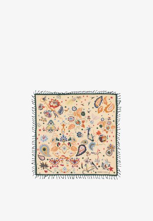 Pañuelo cuadrado beige con bordados coloridos de flores, paisley y pájaros, borde con flecos en verde oscuro y el logo "BIMBA Y LOLA" en una esquina.