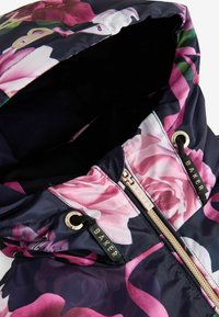 Blumen-Daunenjacke mit marineblauem Grund, versehen mit rosa Rosenmustern, einem Reißverschluss mit goldenen Beschlägen und einem inneren Futter aus schwarzem Stoff.