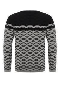 Schwarzer und grauer gemusterter Pullover mit einem strukturierten Diamantdesign, langen Ärmeln und einem gerippten Saum. Die Rückansicht zeigt ausgeprägte horizontale Abschnitte.