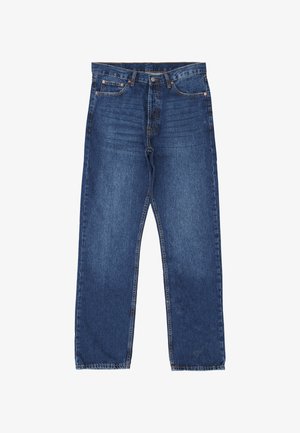 Jeans de mezclilla azul con corte recto, diseño de cinco bolsillos y costuras visibles. La tela tiene una textura desgastada y un lavado medio.