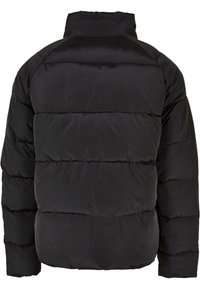 Chaqueta de plumas negra con un alto cuello, diseño acolchado y costuras horizontales visibles. Textura de tela suave y brillante. Sin hardware visible.