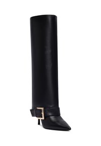 Zwarte leren kniehoogte laars met puntige neus, gouden gespaccent op de enkelriem en een lage hak. Gladde textuur en aansluitend ontwerp.
