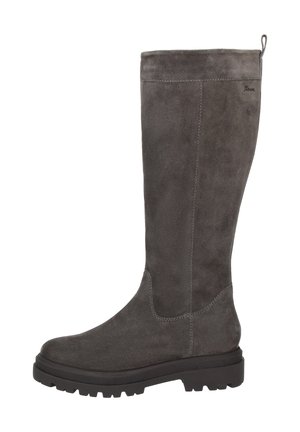 Botte en daim grise, arrivant au genou, avec une semelle épaisse en caoutchouc noir à motifs et une languette à l'arrière.