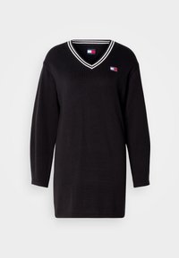 Μαύρος μακρυμάνικος σκούφος με V λαιμόκοψη και λευκή ρίγα περιγράμματος. Διαθέτει ένα μικρό λογότυπο στην αριστερή περιοχή του στήθους. Είναι φτιαγμένος από πλεκτό ύφασμα.