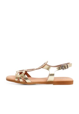 Goldfarbene Metallic-Sandale mit offenem Zehendesign, Aussparungen und einem Knöchelriemen mit Schnalle. Flache Sohle mit beigem Untergrund.