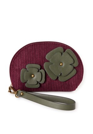 BurgunderfarbeneCord-Pouch mit grünen Lederblumenakzenten und einem goldenen Knopf. Verfügt über einen Handgelenkriemen und einen Reißverschluss. Kompakte und runde Form.