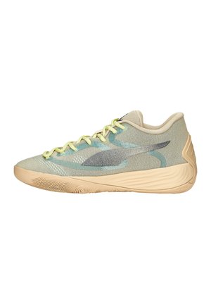 Chaussure de sport basse avec semelle beige, tige en mesh vert clair, lacets jaune pâle et logo swoosh gris sur le côté.