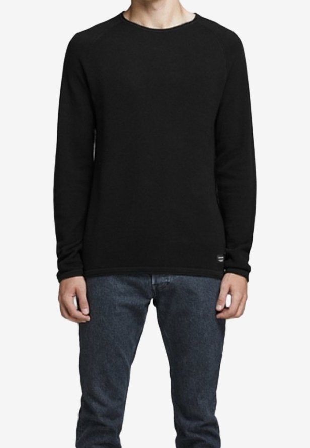 Svart långärmad crewneck sweatshirt i mjukt tyg, med ribbad nederkant och åtsittande ärmslut. Matchad med mörkblå jeans.