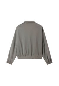 Chaqueta gris de cremallera con un corte relajado, dobladillo y puños elásticos, y un cuello clásico. El material parece suave y ligero.