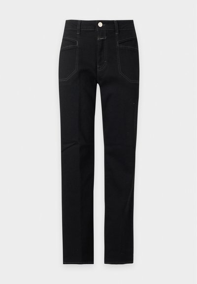 Jean noir taille haute à jambe droite avec poches avant, passants de ceinture, fermeture par bouton et coutures blanches visibles sur un fond uni.