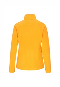 Pullover in pile arancione con colletto alto e maniche lunghe. Texture morbida, colore uniforme, senza motivi visibili o decorazioni.