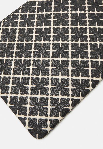 Superficie a motivi nero e crema con un design testurizzato caratterizzato da forme geometriche intrecciate, presentata ad un angolo.