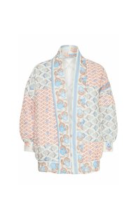 Giacca trapuntata con motivi blu, corallo e bianchi, caratterizzata da una vestibilità ampia, maniche larghe e un design del colletto contrastante.