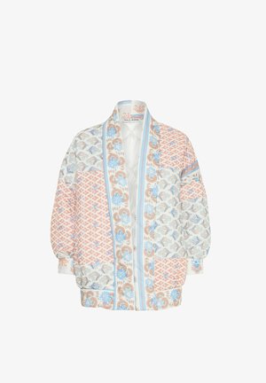 Veste matelassée avec des motifs bleus, corail et blancs, offrant une coupe ample, des manches larges et un design de col contrastant.