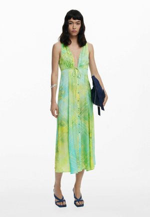 Abito midi in gradiente verde e giallo con scollatura a V profonda, vita con cordoncino regolabile, chiusura con bottoni e motivo geometrico colorato.
