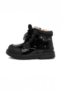 Stivaletto nero alla caviglia con finitura lucida in vernice, tessuto strutturato, motivi a stella, design con lacci e suola in gomma antiscivolo.