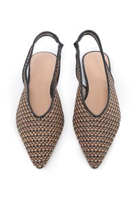 Buty slingback z plecionym tekstylnym wierzchem w kolorze brązowym i czarnym, z ostrym noskiem oraz gładkim wnętrzem ze wkładką amortyzującą.