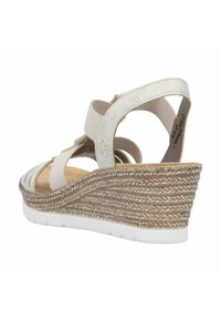 Beżowe sandały na koturnie z teksturowanym, plecionym obcasem i elastycznymi paskami. Posiadają wyściełaną wkładkę oraz gładki, zaokrąglony kształt palców.