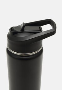 Bouteille d'eau en acier inoxydable noir avec une finition mate, en forme courbée, détail en anneau argenté et un couvercle à rabat noir avec une poignée.