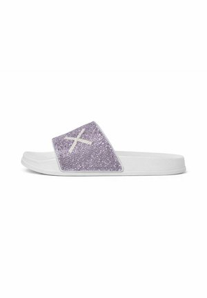 Sandalo bianco modello slide con fascia larga viola glitterata e una "X" bianca cucita sulla parte superiore.