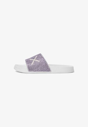 Sandalo bianco modello slide con fascia larga viola glitterata e una "X" bianca cucita sulla parte superiore.