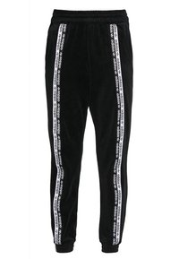 Czarne dresy z weluru z elastycznym pasem, zwężanymi mankietami oraz białymi paskami z logo adidas po bokach. Miękka struktura i casualowy design.