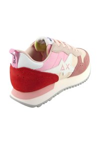 Damen-Sneaker, der eine Mischung aus pinken, roten und weißen Materialien, Wildleder- und Netztexturen, einer dicken Gummisohle und einem Stern-Logodetail aufweist.