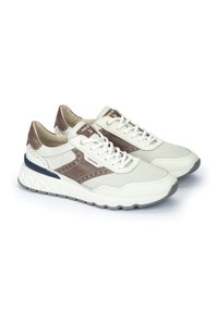 Zapatillas blancas de cuero con acentos marrones, que presentan un diseño texturizado, suela de contraste en azul marino y un estilo clásico de cordones.