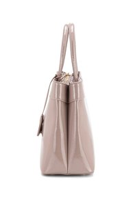 Borsa a tracolla in pelle verniciata beige con manici doppi, design strutturato e chiusura con zip. Caratterizzata da un piccolo cartellino e una texture liscia.