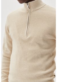 Matinique Stickad tröja - mottled light yellow