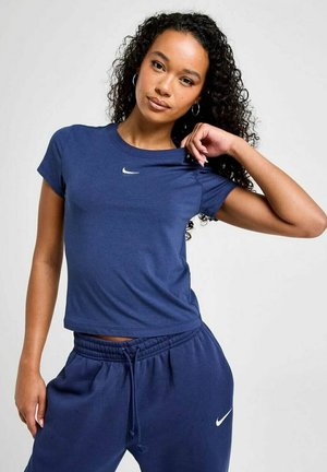 T-shirt de sport bleu marine à manches courtes et col rond, avec un petit logo Nike blanc sur la poitrine.