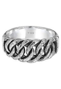 Silverfärgad ring med en flätad kedje-design. Har en texturerad yta och är stämplad med "925" vilket indikerar sterlingsilver.