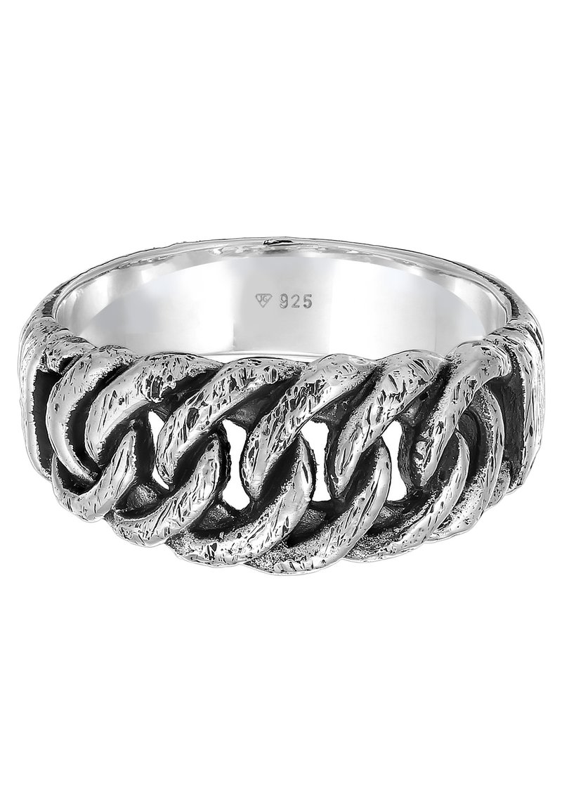 Silverfärgad ring med en flätad kedje-design. Har en texturerad yta och är stämplad med "925" vilket indikerar sterlingsilver.