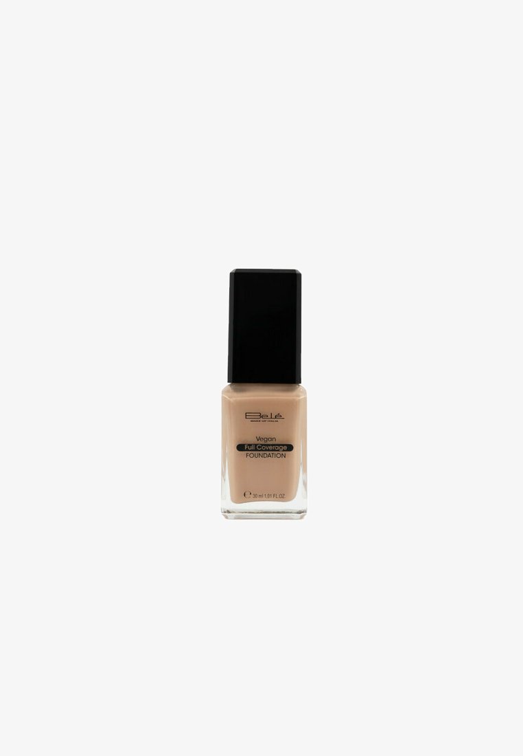 Fondotinta vegano ad alta coprenza in una bottiglia di vetro quadrata trasparente con un tappo quadrato nero. Liquido beige chiaro visibile all'interno. 30 ml.