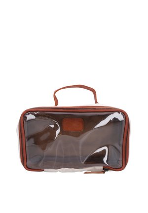 Klare Kulturtasche mit braunem Lederbesatz, transparentem Vorderteil, Reißverschluss und Tragegriff oben zum Tragen.