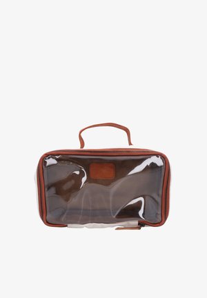 Klare Kulturtasche mit braunem Lederbesatz, transparentem Vorderteil, Reißverschluss und Tragegriff oben zum Tragen.