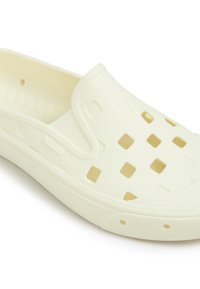 Chaussure blanche à enfiler perforée en matériau léger, dotée de découpes carrées, d'un bout rond et d'une semelle texturée pour une meilleure adhérence.