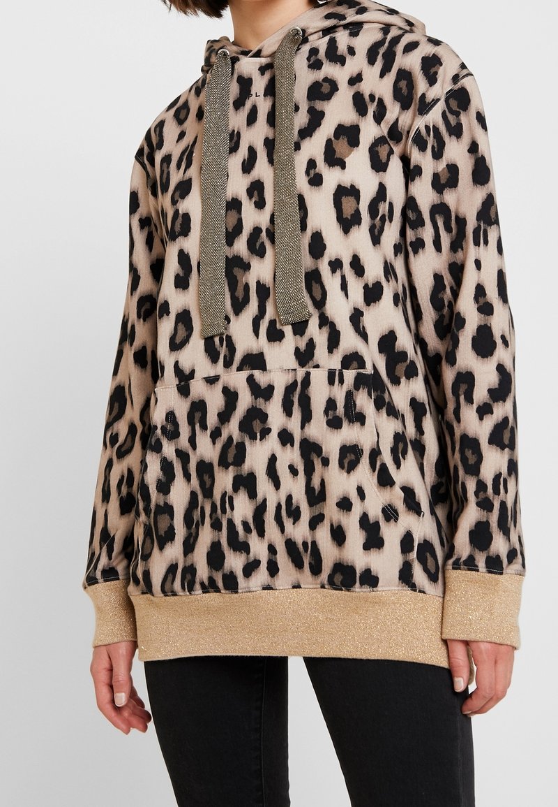 Felpa con stampa leopardata in beige con macchie nere, dotata di tasca frontale, cordino in tono dorato e orlo glitterato dorato. Tessuto morbido.