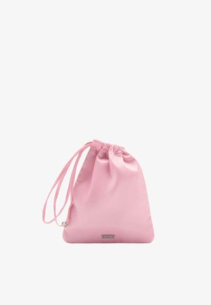 Petit sac en satin rose doux avec cordon, fines bretelles et une petite étiquette de marque en métal au centre inférieur.