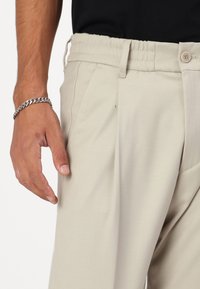 DRYKORN CHASY - Chino - brown
