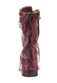Burgundska kožna gležnjača s teksturiranom površinom, bočnim patentnim zatvaračem, dekorativnim zakovicama i zaobljenim vrhom. Ravni crni potplat.