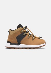 Braun und schwarze Wanderschuhe mit einem strukturierten Lederoberteil, Schnürsenkeln und einer Gummisohle. Mit einem Logo an der Seite und einem schlanken Design.
