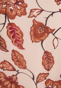 Kangas dengan pola bunga berwarna oranye dan merah tua, dilengkapi dengan desain daun yang detail di latar belakang merah muda yang lembut. Tekstur halus.