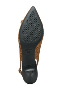Escarpin à talon haut à motif léopard brun avec un design épuré et une semelle en caoutchouc noir dotée de trous de ventilation ; logo Geox sur la semelle.